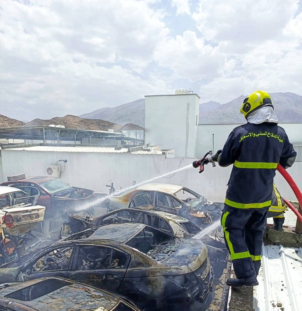 إخماد حريق شب في إحدى الورش لتصليح المركبات ⁧‫‬⁩بالرستاق