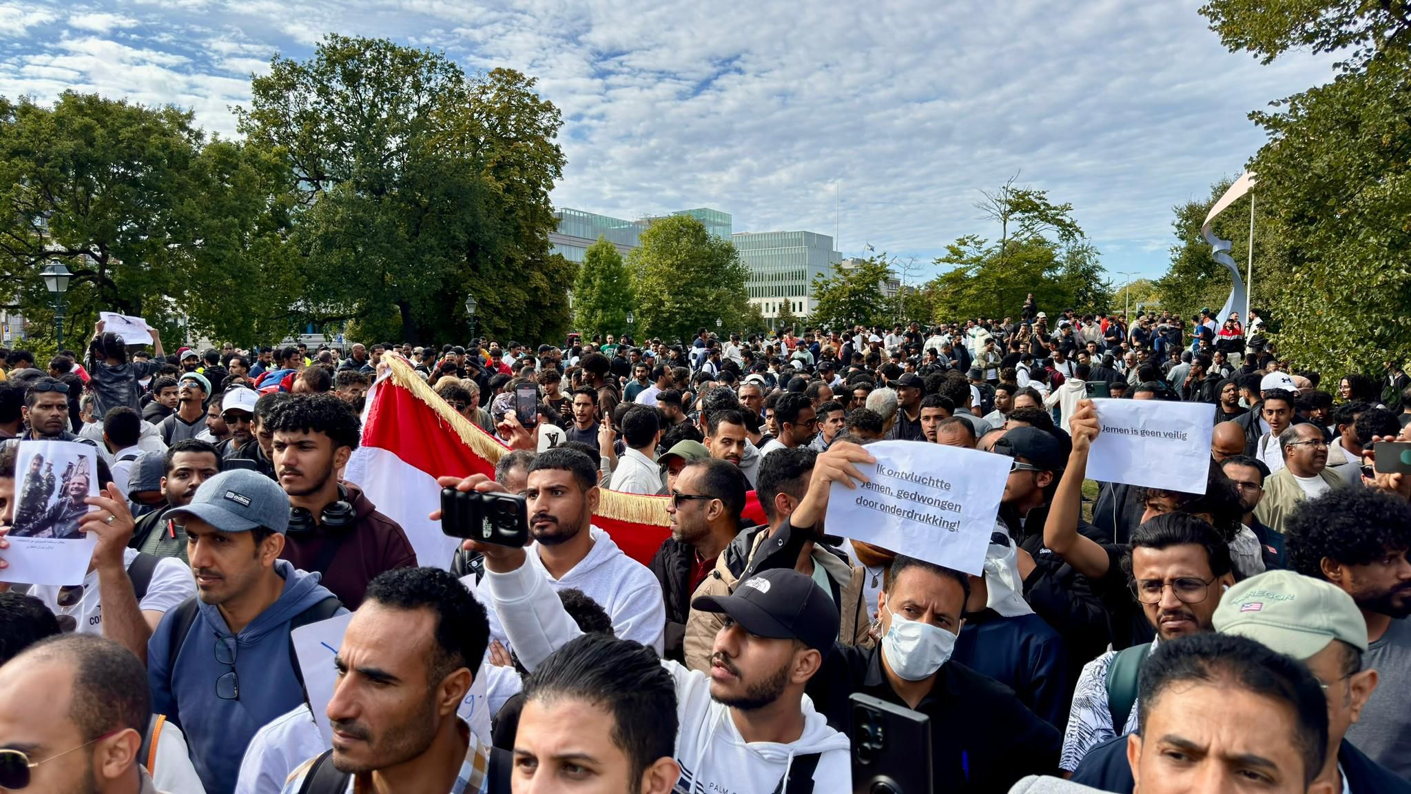 يمنيون في هولندا يحتجون رفضا لإجراءات تعيدهم للبلاد في ظل سيطرة الميلشيات