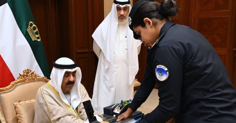 سمو الأمير يقوم بإجراء البصمة البيومترية