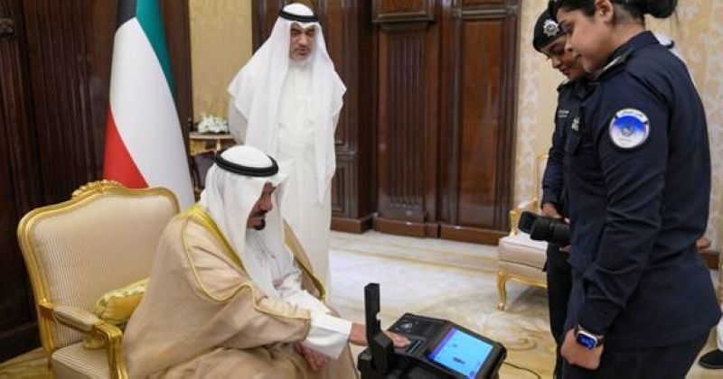 سمو رئيس مجلس الوزراء يقوم بإجراء البصمة البيومترية
