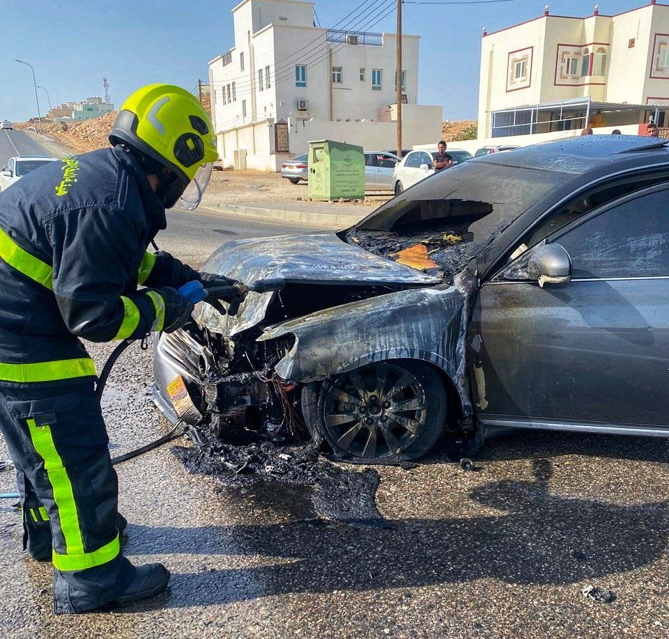 إخماد حريق شب في مركبة دون تسجيل إصابات