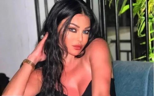 هيفاء وهبي تفعل المستحيل وتظهر بأوضاع ساخنة من صالة منزلها الذي يشبه القصر الجمهوري استلقت على بطنها ورفعت أقدامها للأعلى