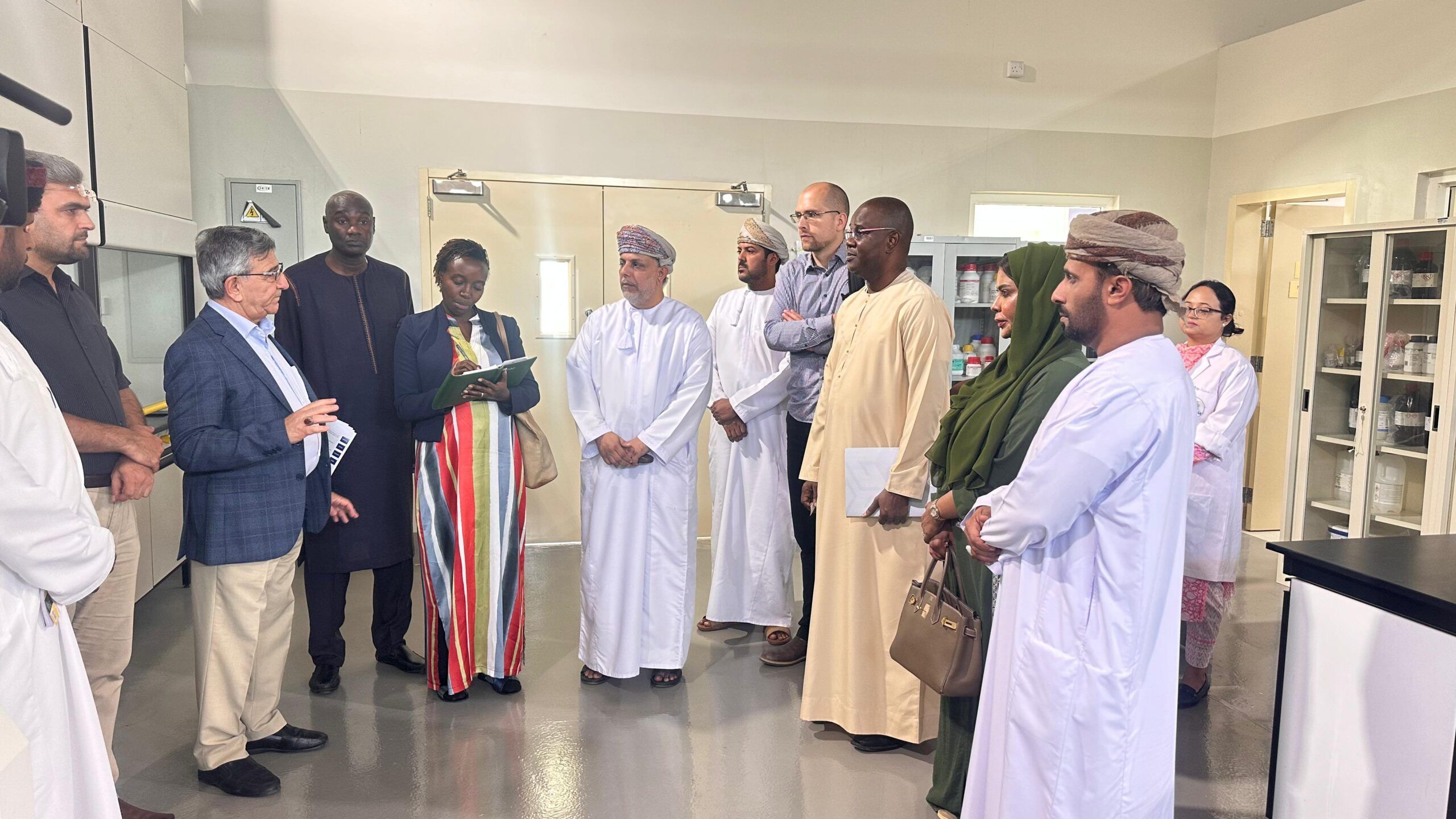 هيئة البيئة بظفار تستقبل خبراء بيئيين من معهد النمو الأخضر  