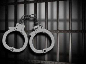 القبض على ثلاثة أشخاص بتهمة سرقة محال تجارية