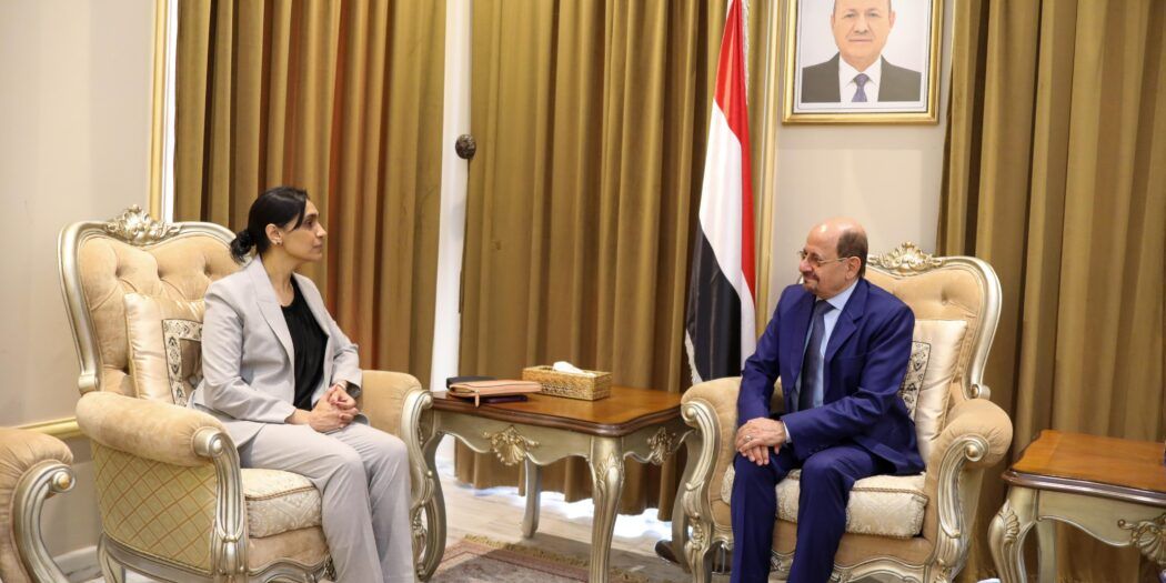 وزير الخارجية يبحث مع السفيرة البريطانية جهود السلام في اليمن