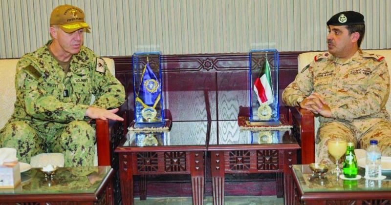 اللواء الركن سيف الهملان مستقبلاً الفريق جورج وايكوف