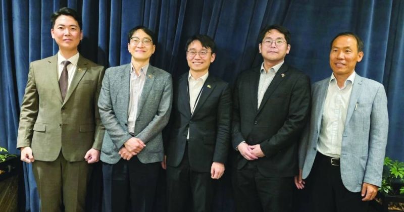 القائم بأعمال السفارة الكورية مع منتسبي السفارة