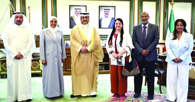 محافظ العاصمة متوسطاً الفقي واليحيا وعدداً من الحضور