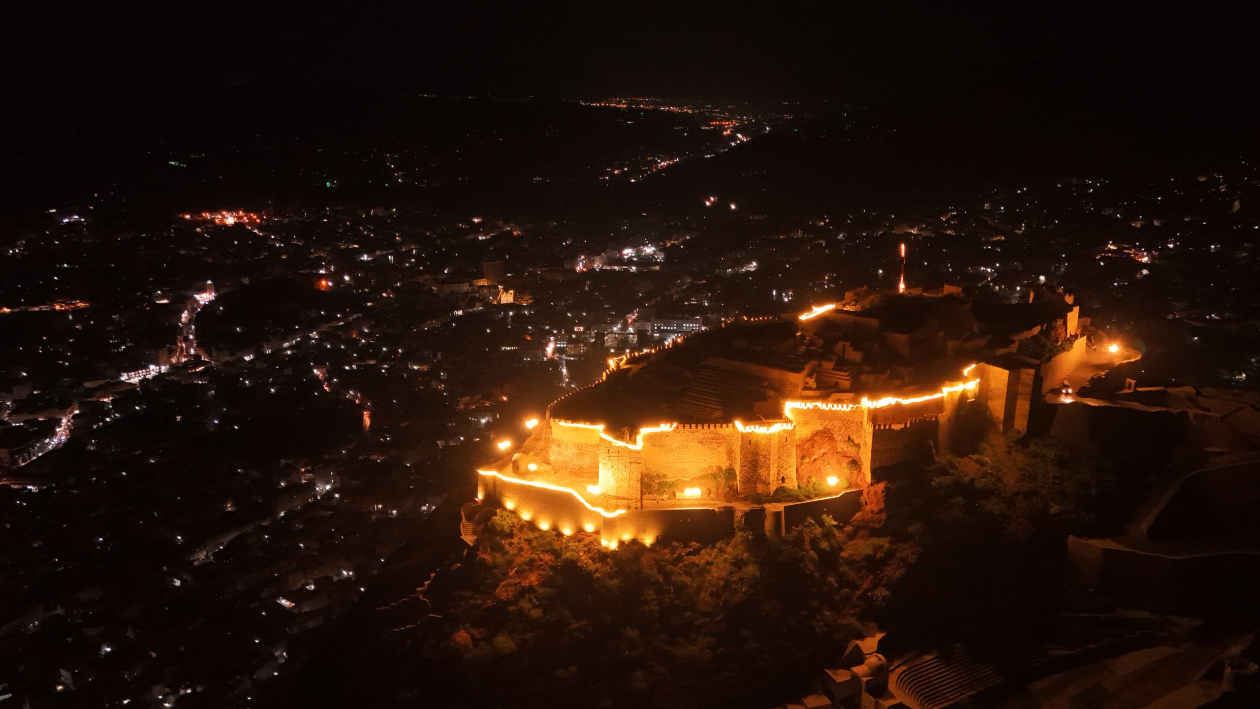 تعز.. تدشين الاحتفالات بأعياد الثورة اليمنية بإنارة قلعة القاهرة