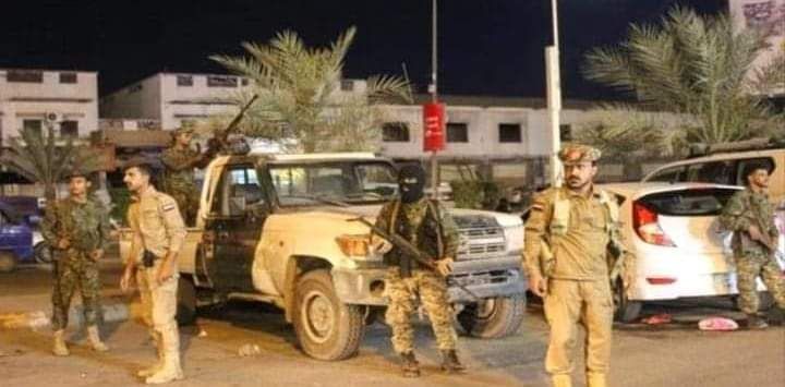 عدن.. قوات الانتقالي تخطف تاجرًا وتنهب مقتنيات ووثائق بعد مداهمتها منزله في خور مكسر