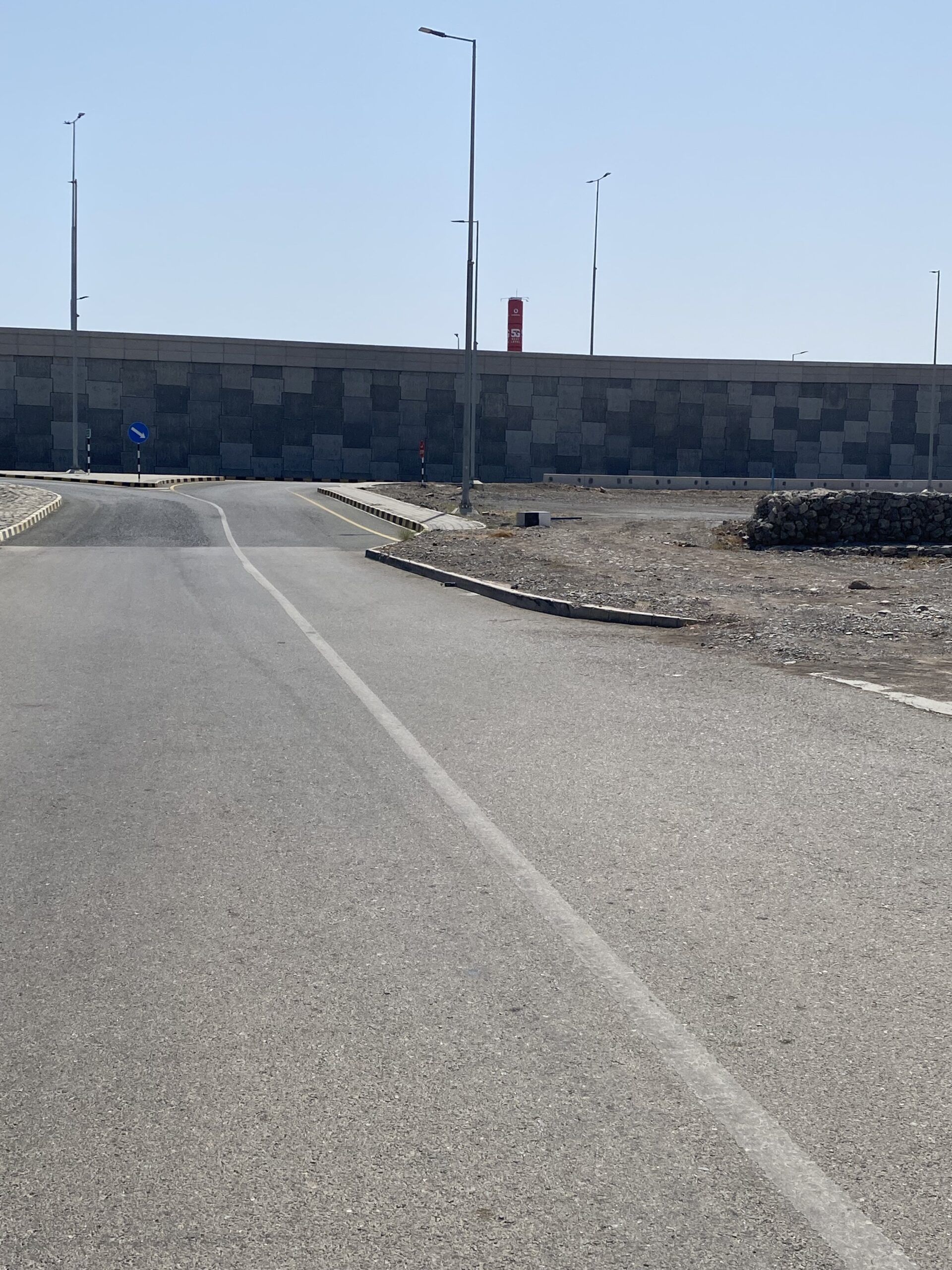 علامات إستفهام حول إحدى شوارع ولاية السيب .. ما القصة ؟!