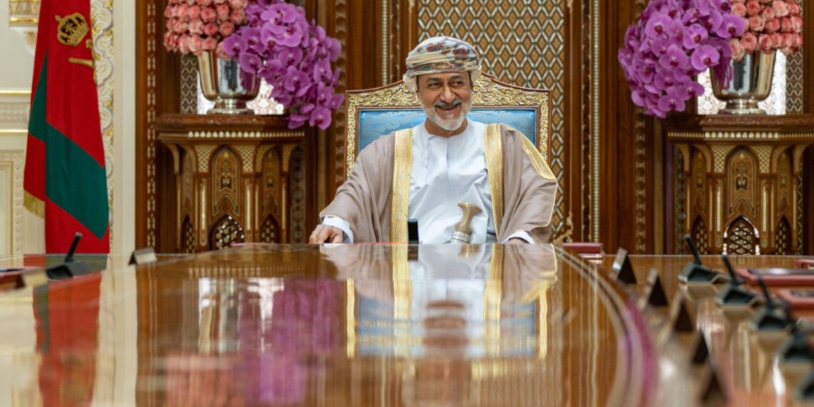 جلالة السلطان يشيد بجهود الأجهزة العسكرية والأمنية وكفاءتهم