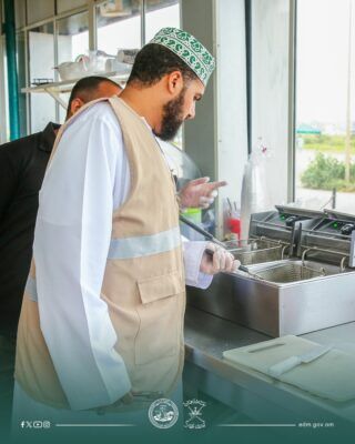 إغلاق ومخالفة عدد من الأنشطة التجارية بظفار