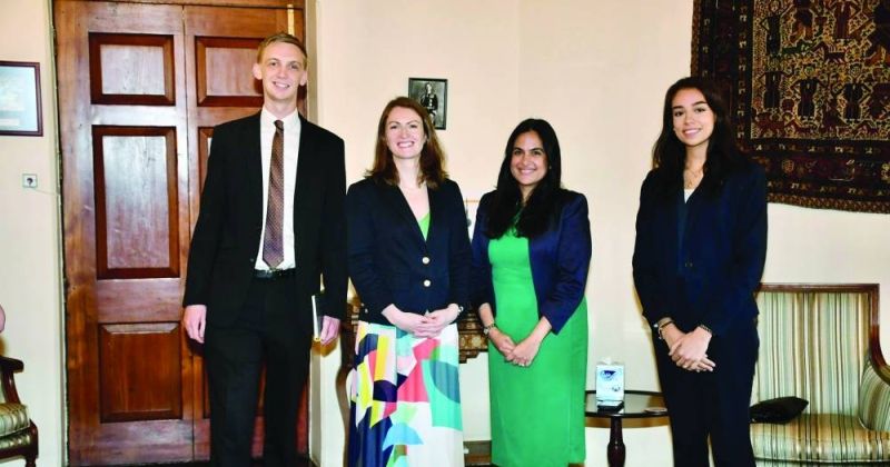 بليندا لويس مع الملحقين السياسي والإعلامي بالسفارة