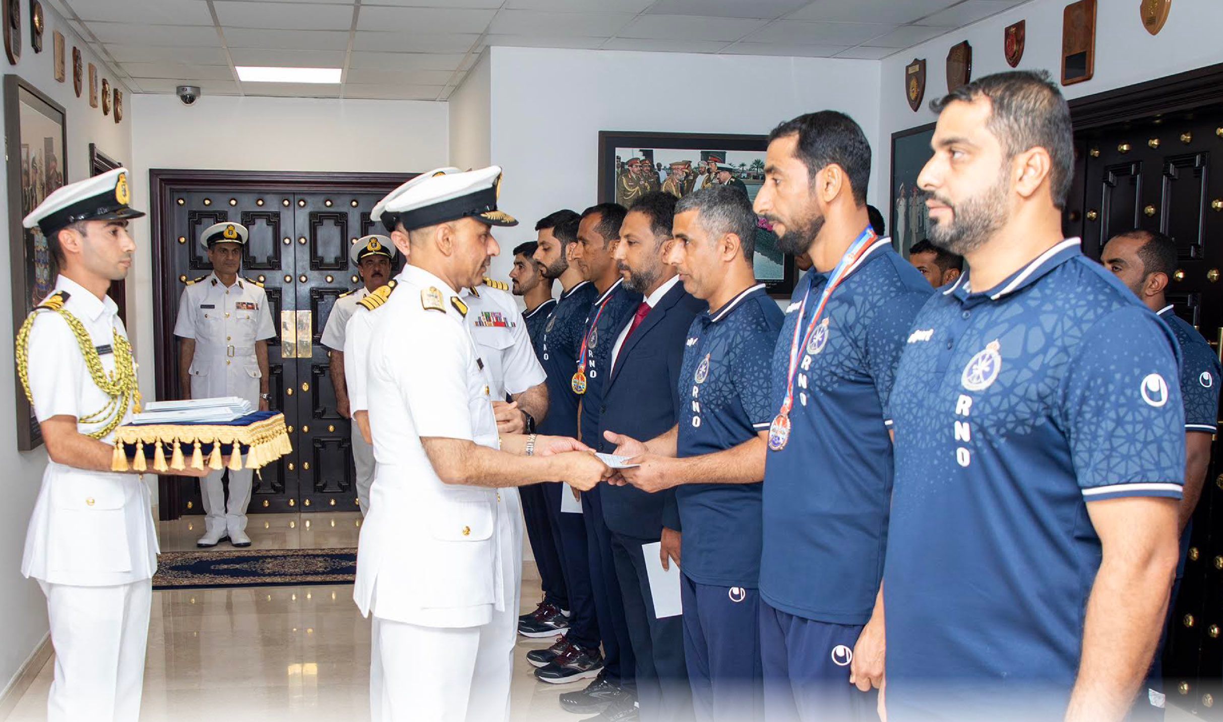 قائد البحرية السلطانية العُمانية يُكرّم فريق “السباحة”