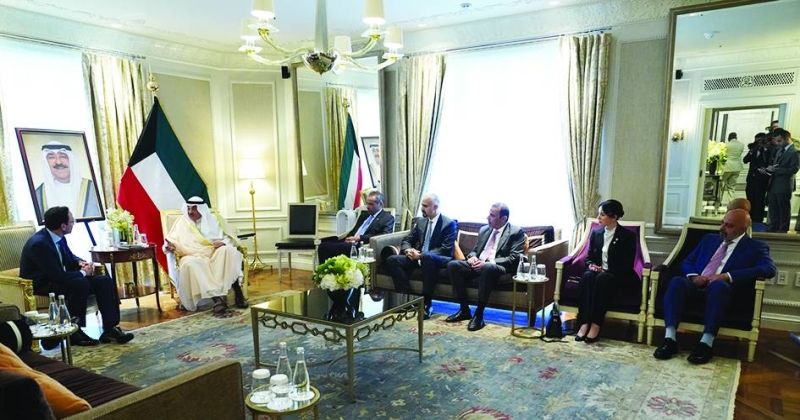 ممثل سمو الأمير خلال استقباله رئيس شركة «بلاك ستون» جونثن غري