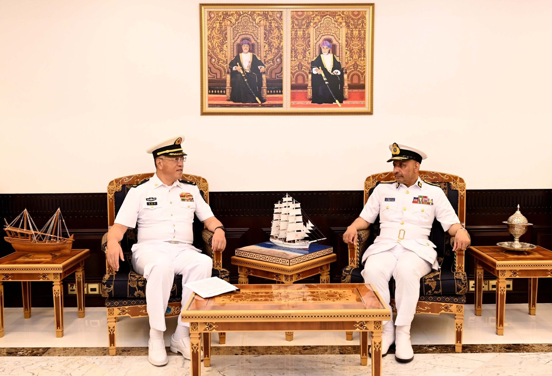 رئيس أركان قوات السلطان المسلحة يستقبل مسؤولا عسكريا صينيا