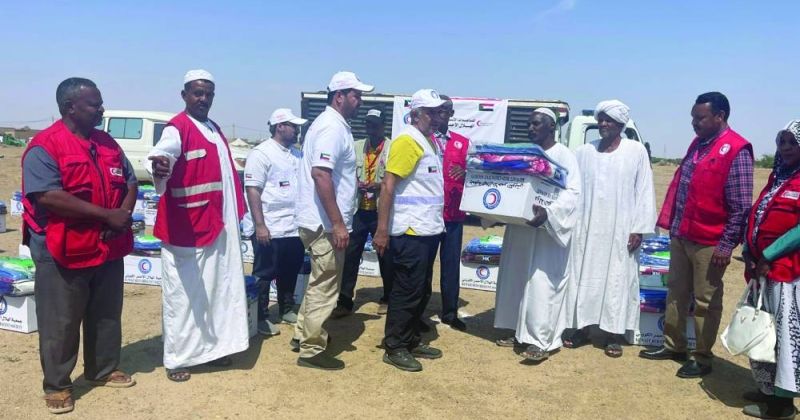 جانب من توزيع المساعدات الكويتية في منطقة العبيدية بولاية نهر النيل