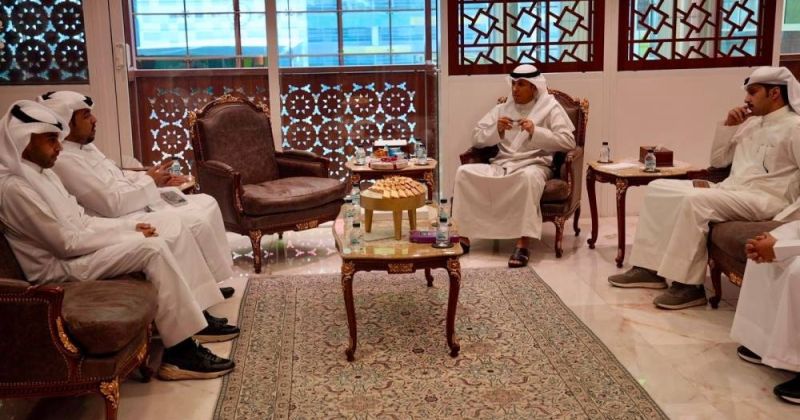 الوزير الوسمي خلال لقائه عدداً من المواطنين والموظفين