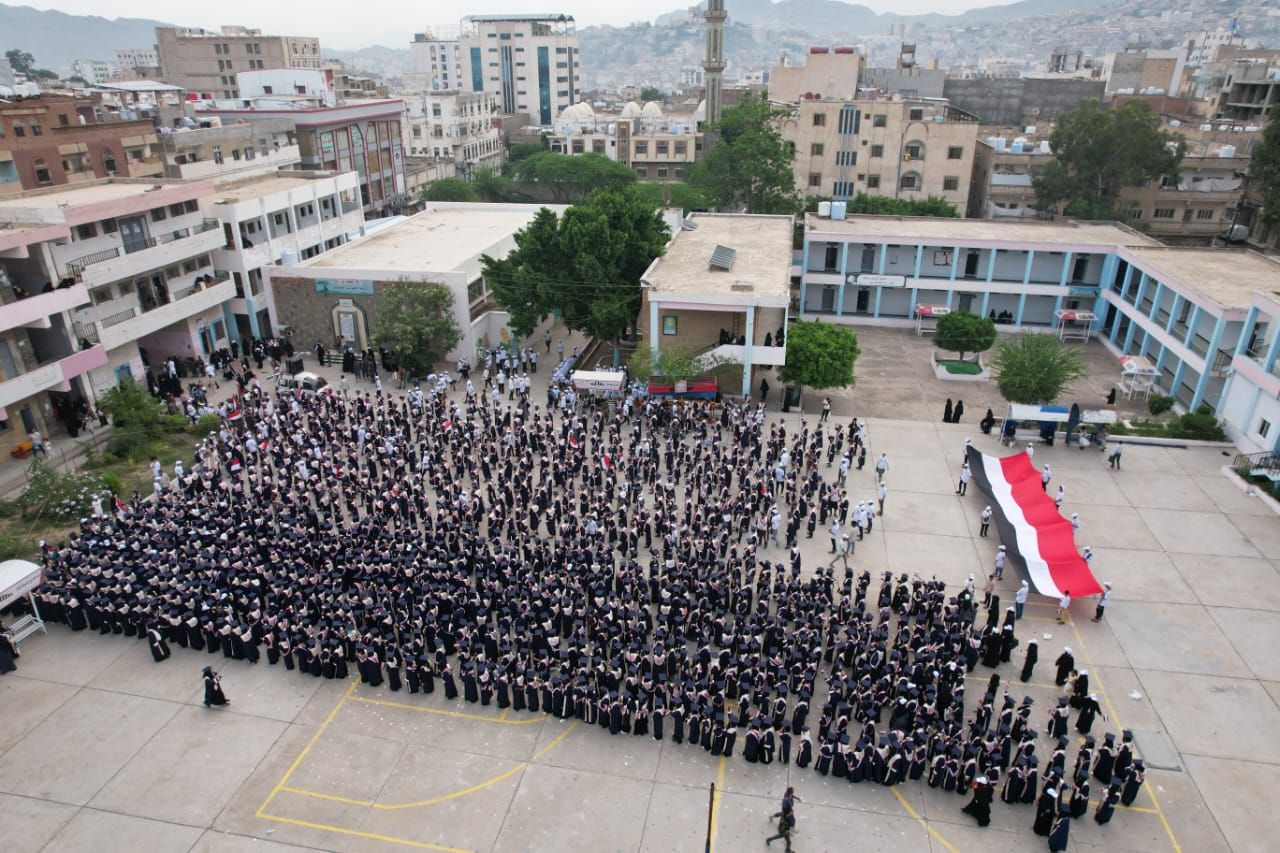 تزامنا مع أعياد الثورة اليمنية.. تعز تحتفل بتخرج 1500 طالب وطالبة في معهد احتراف