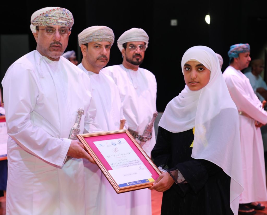 احتفالية لتكريمُ الطلبة الفائزين في جائزة الإبداع الأدبي لطلبة المدارس بالداخلية