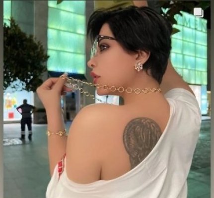 في احضان مخرج مشهور .. الفنانة شمس الكويتية في وصلة رقص فاضحة بقميص النوم الابيض