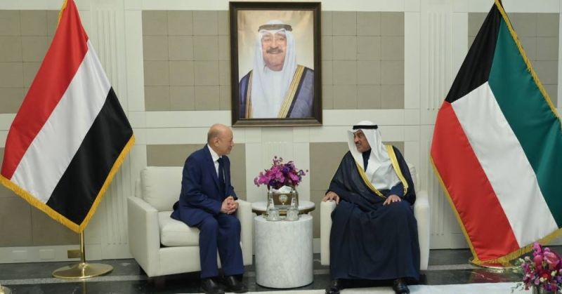 سمو ولي العهد الشيخ يستقبل رئيس مجلس القيادة الرئاسي اليمني