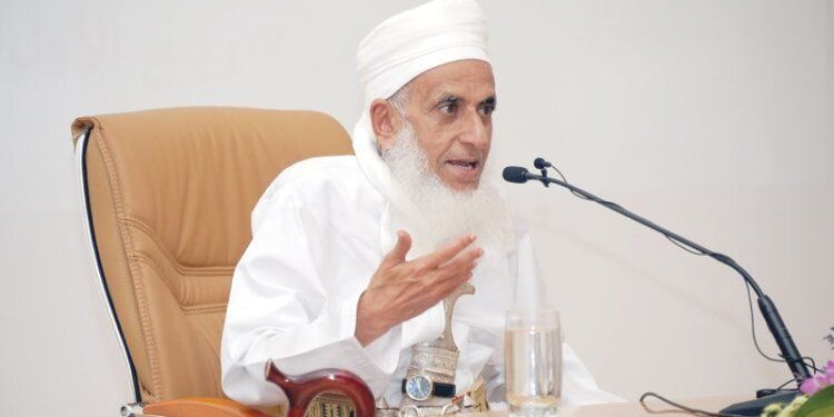 “الشيخ الخليلي يمثلني”.. هاشتاج أطلقه اليمن تضامنا مع مفتي سلطنة عمان 