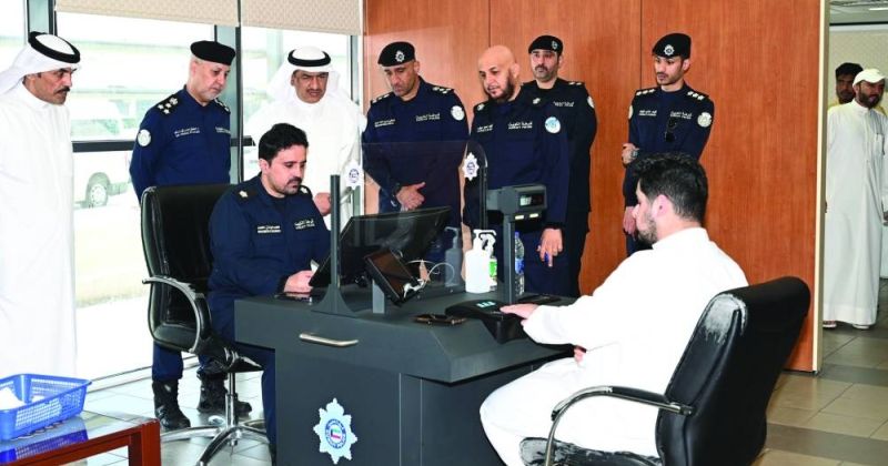 محافظ الجهراء خلال تفقده مركز البصمة البيومترية