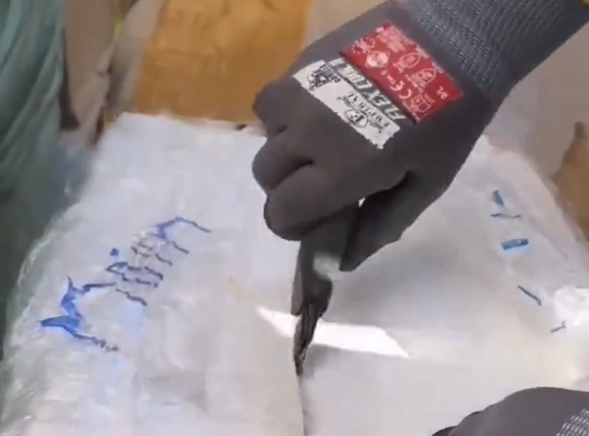 بالفيديو .. احباط محاولة تهريب لأكثر 2800 سيجارة إلكترونية