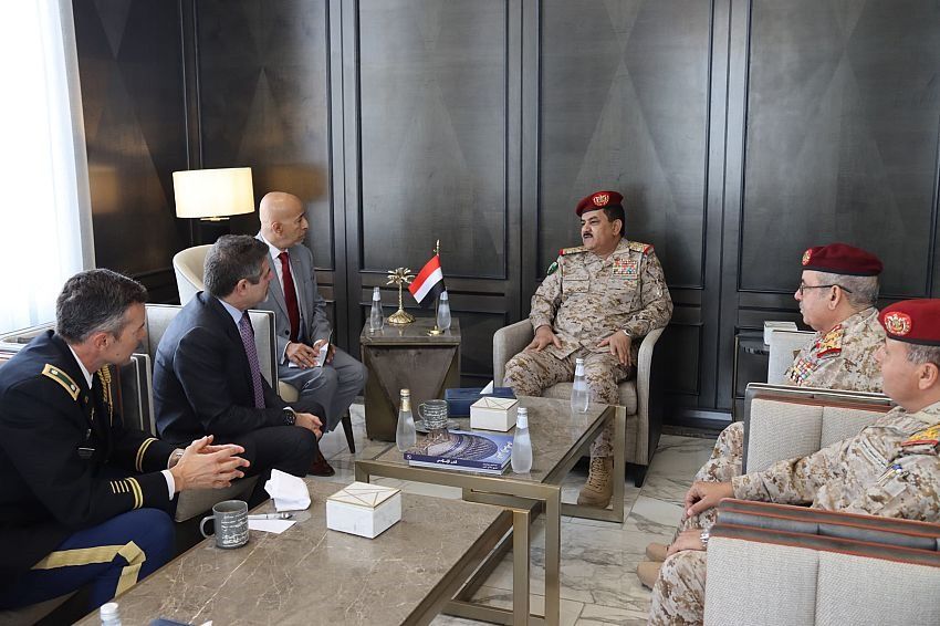 وزير الدفاع اليمني: تساهل المجتمع الدولي مع مليشيات الحوثي شجعها على التمادي في استهداف السفن التجارية