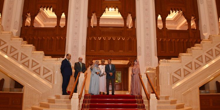 رئيس الإعلام المصري يزور دار الأوبرا السلطانية بمسقط