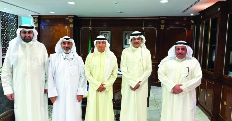 وزير العدل مُتوسّطاً وفد جمعية الشفافية
