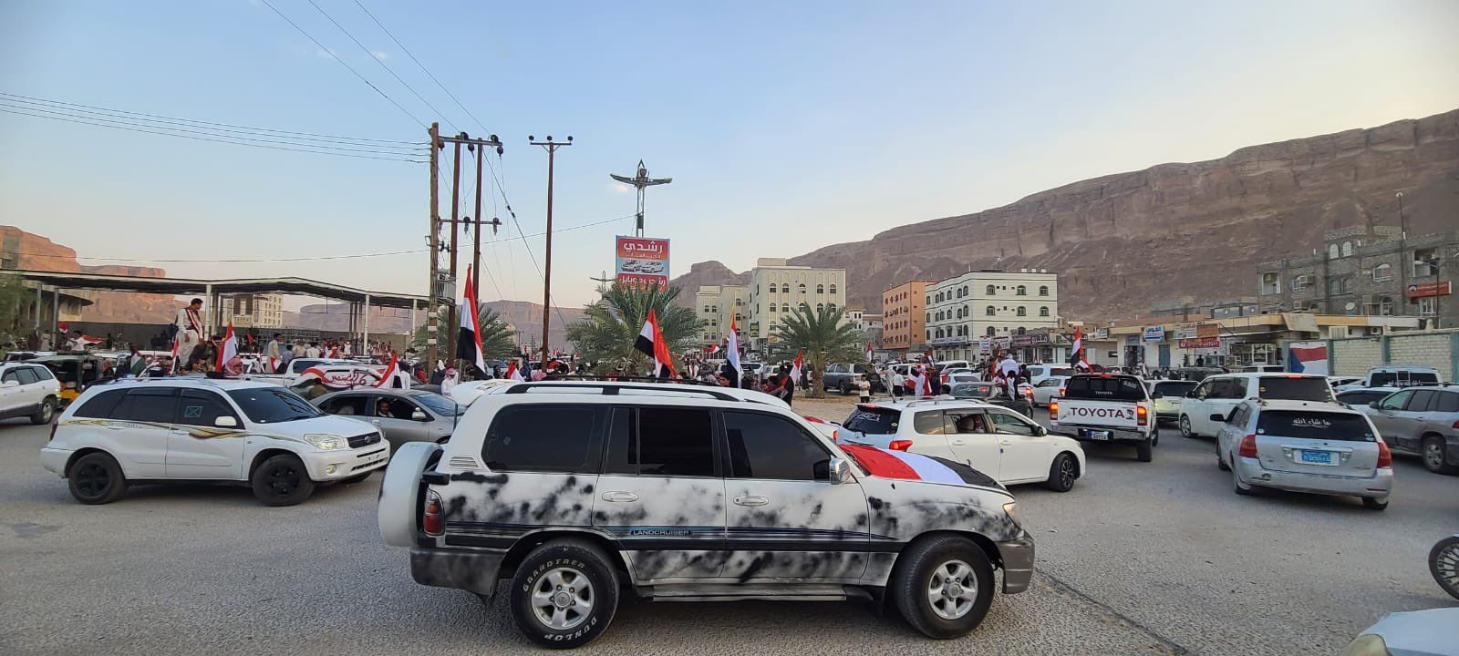حضرموت.. مسيرة سيارات احتفالا بالعيد الوطني الـ ٦٢ لثورة ٢٦ سبتمبر المجيدة في مدينة سيئون