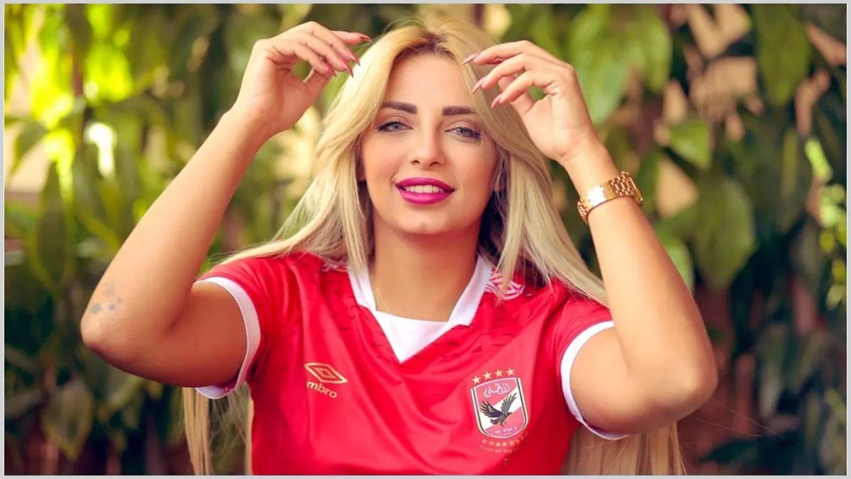 مي حلمي توجه رسالة غاضبة إلى ليلى عبد اللطيف بعد خسارة الأهلي في السوبر الإفريقي: "روحي توقعي مين هيضرب مين!"