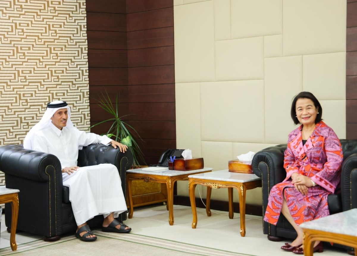 رئيس المؤسسة القطرية للإعلام يجتمع مع سفيرة الفلبين لدى الدولة