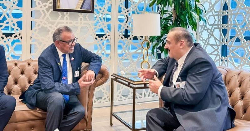 العوضي خلال لقائه مدير منظمة الصحة العالمية