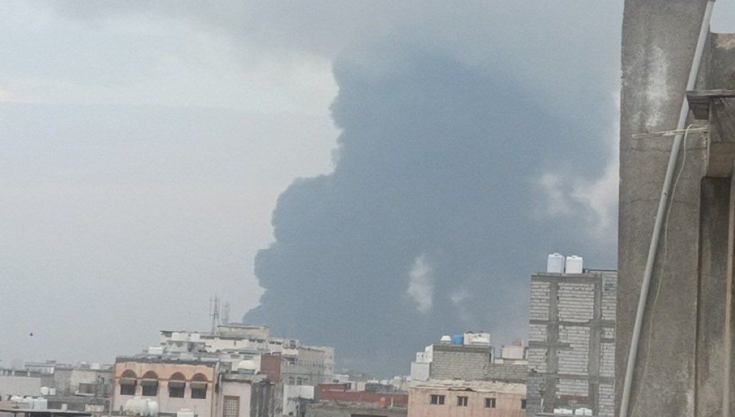 سلسلة غارات إسرائيلية تستهدف ميناء ومطار الحديدة غربي اليمن