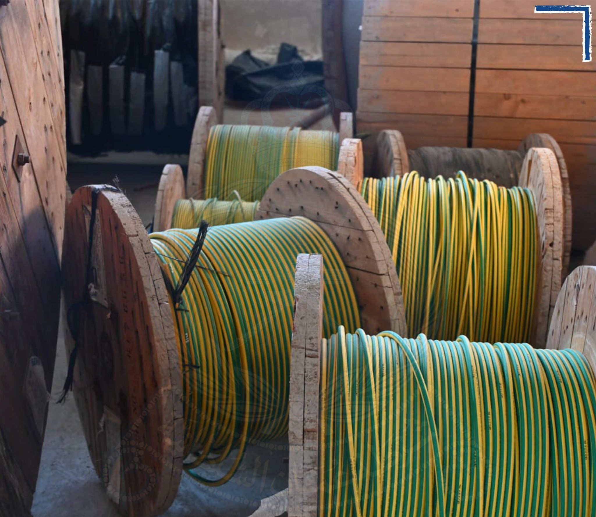 ضبط شخصين بتهمة سرقة الكابلات والأسلاك الكهربائية بخصب