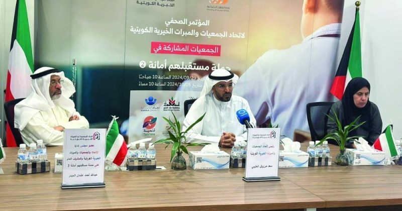 العتيبي متوسطاً الأحمد والحيدر خلال المؤتمر الصحافي