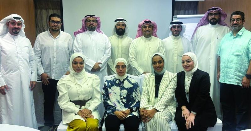 المشاركون في الدورة مع المحاضر والمدير العام للاتحاد عقيل مراد