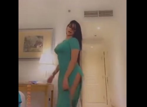 بالبكيني ابو فتله بدون خجل أو حياء .. فتاة سعودية فائقة الجمال تفعل المستحيل وتثير غضب السعوديين بوصلة رقص قوية هزة يمين وهزة شمال