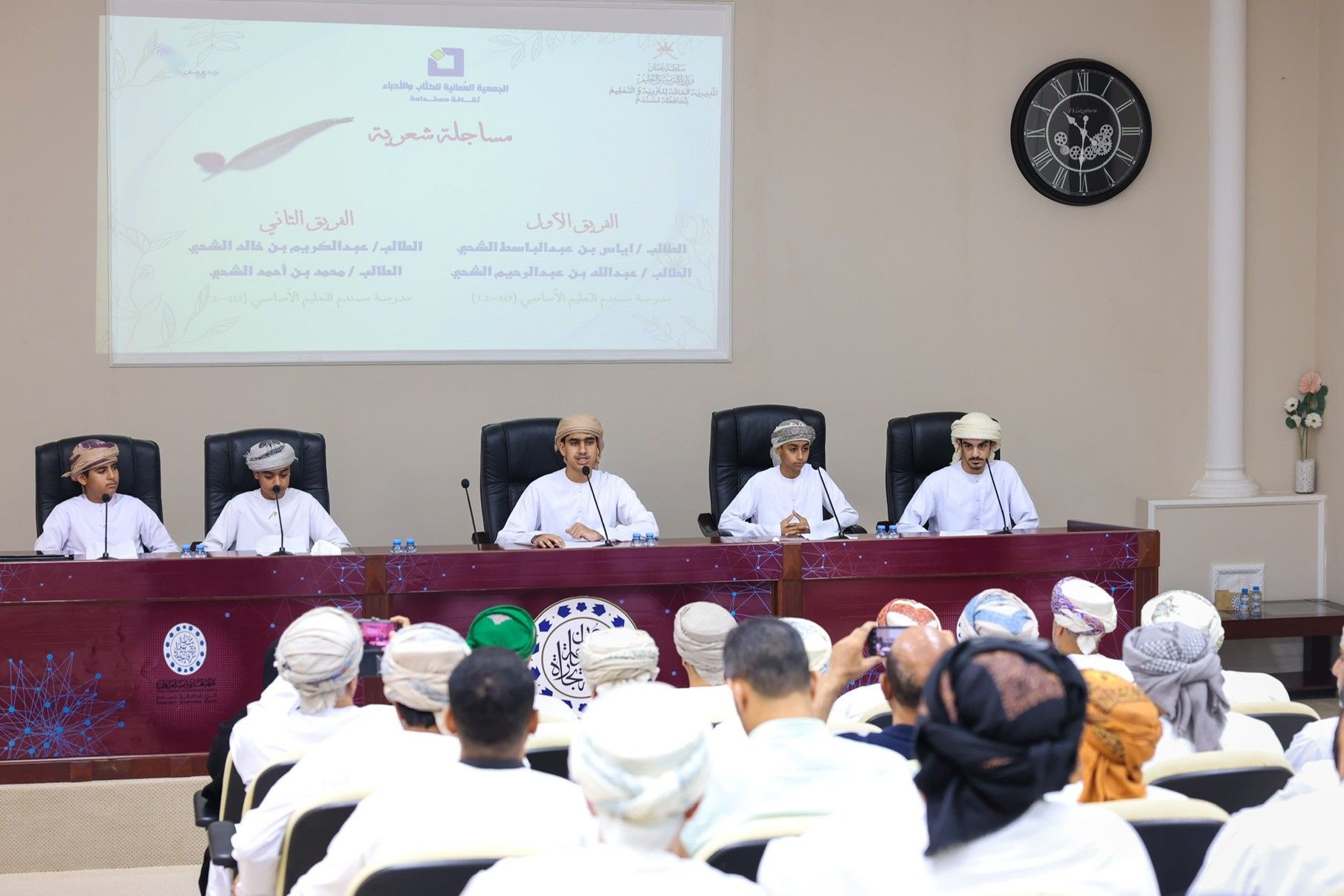 تكريم الطلبة الفائزين في جائزة الإبداع الأدبي لطلبة المدارس بمسندم