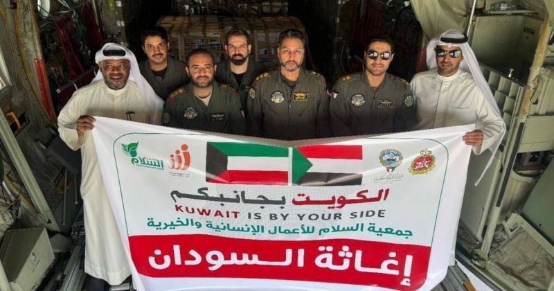 مسؤولو الإغاثة الكويتيون وطاقم الطائرة قبيل إقلاعها