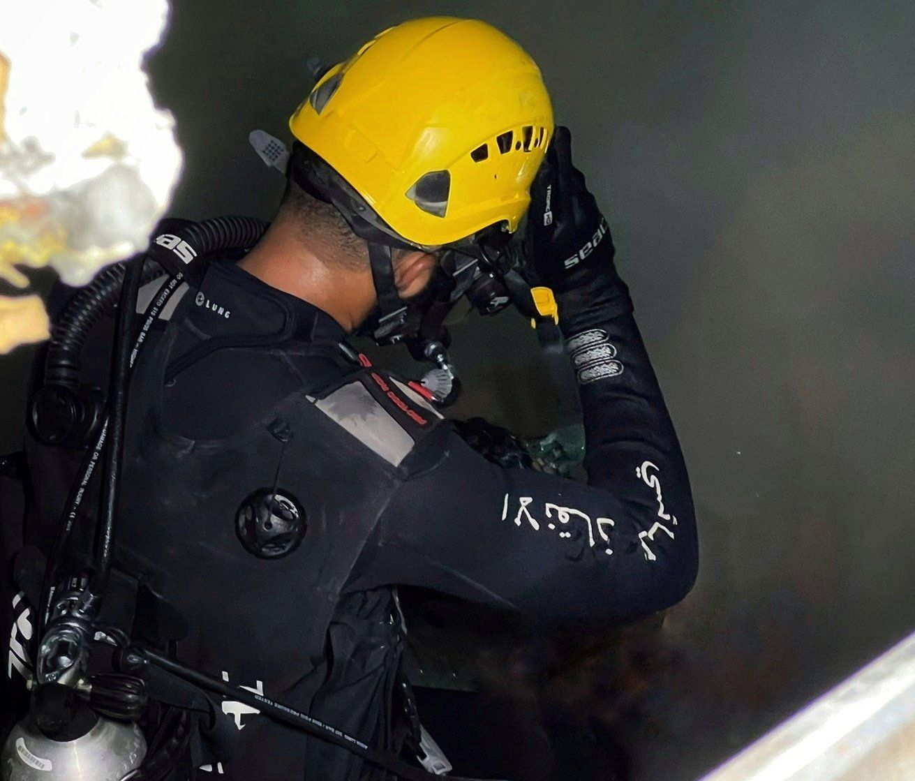 حالته الصحية حرجة .. إنقاذ شخص سقط في خزان مياه أرضي