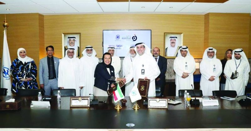 الحمود والعبدالجليل يتبادلان وثائق المذكرة