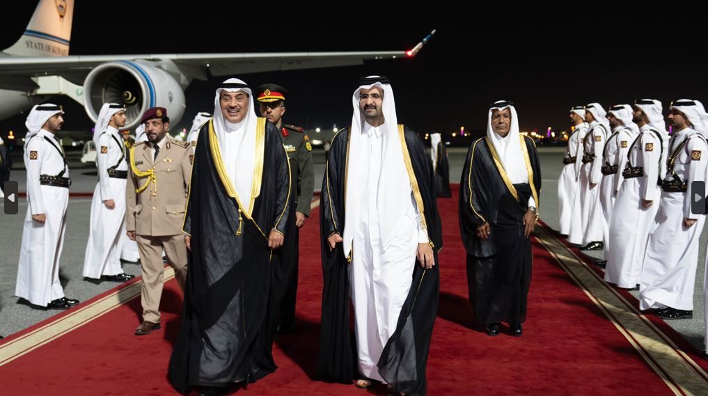  سمو نائب الأمير يتقدم مستقبلي ولي عهد الكويت