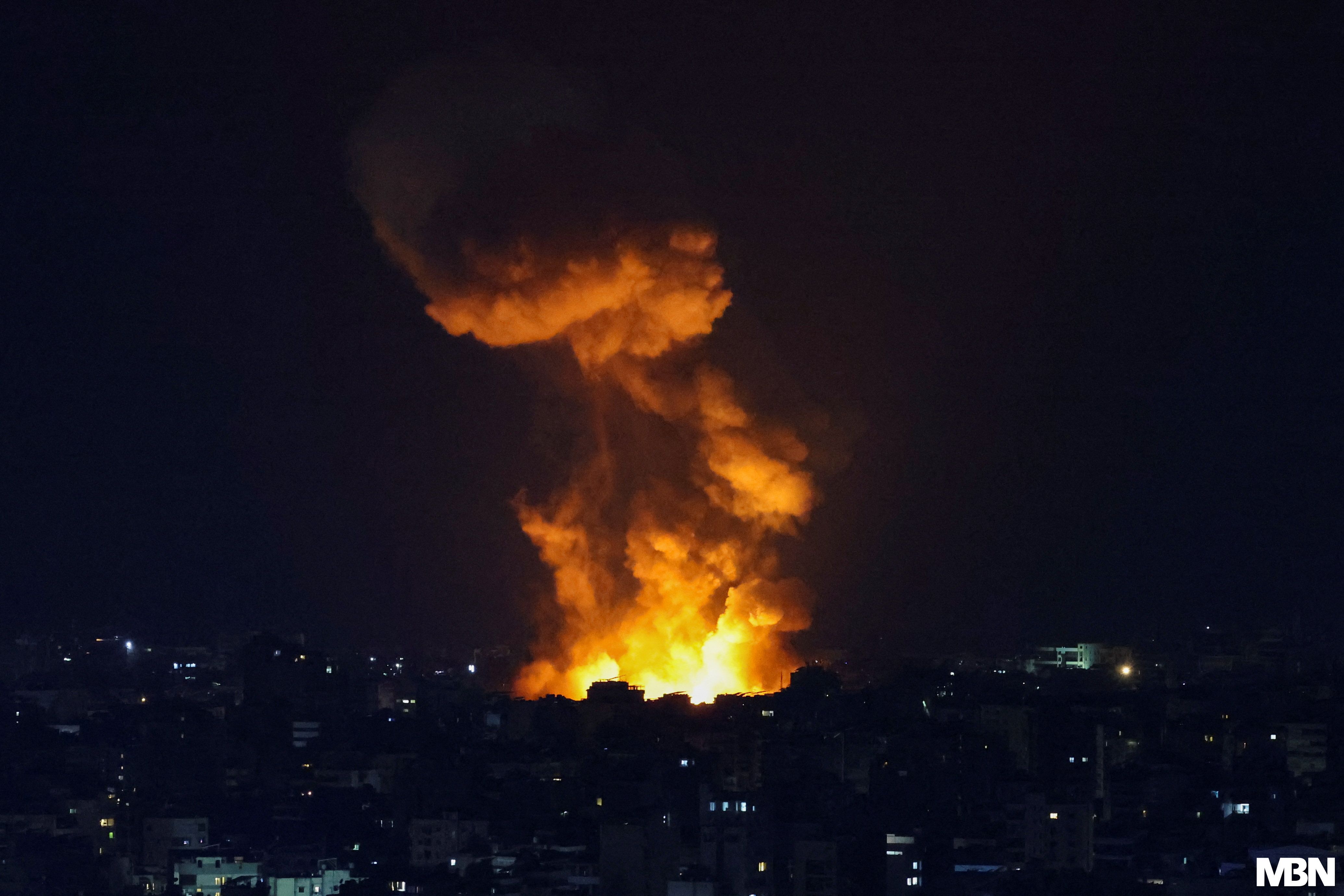 السفر برا إلى سوريا حل بديل.. سفارة اليمن في بيروت تعلن تعذر تسيير رحلة لإجلاء المواطنين من لبنان