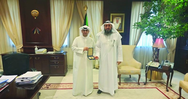 العتل يمنح المشاري وسام الجمعية