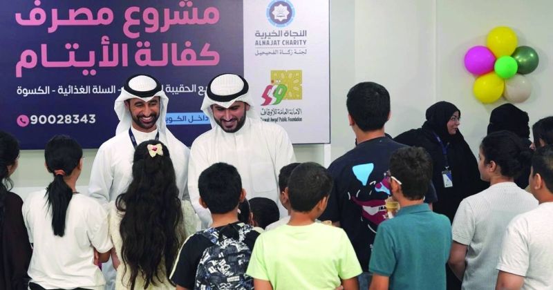 فهد الدبوس يوزع مساعدات أمانة الأوقاف للأيتام